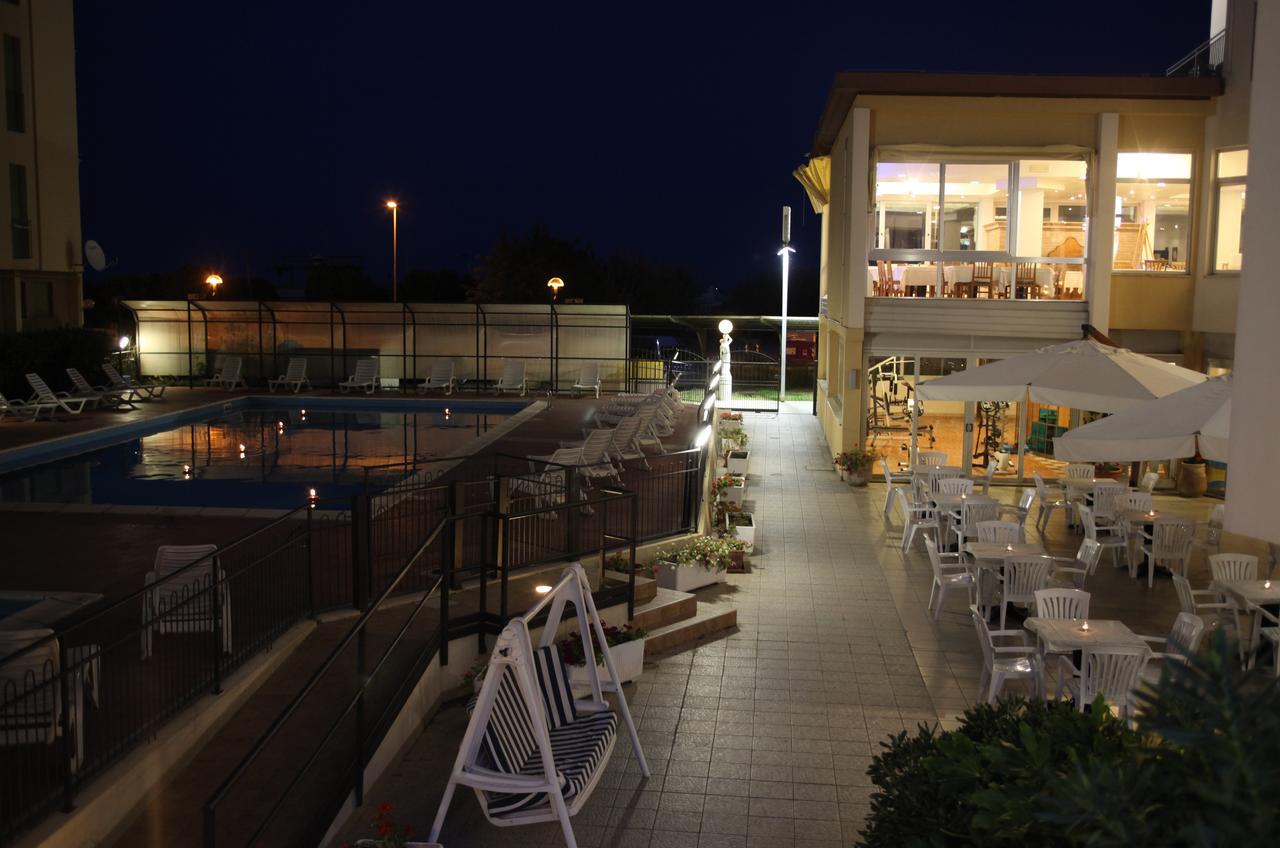 Hotel Plaza Llido Degli Estensi Exteriér fotografie
