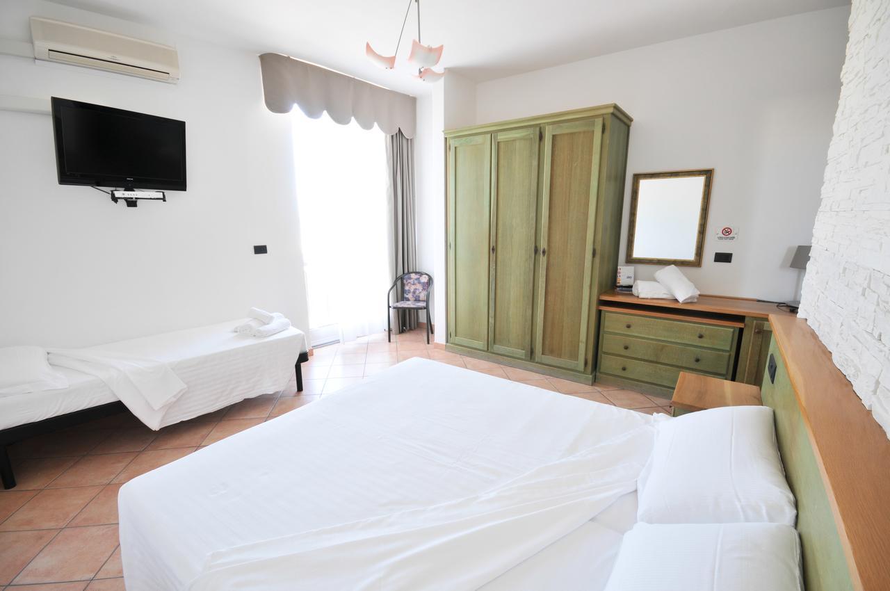 Hotel Plaza Llido Degli Estensi Exteriér fotografie