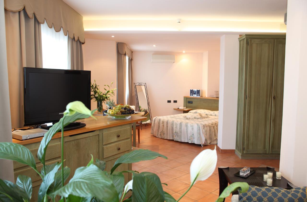 Hotel Plaza Llido Degli Estensi Exteriér fotografie